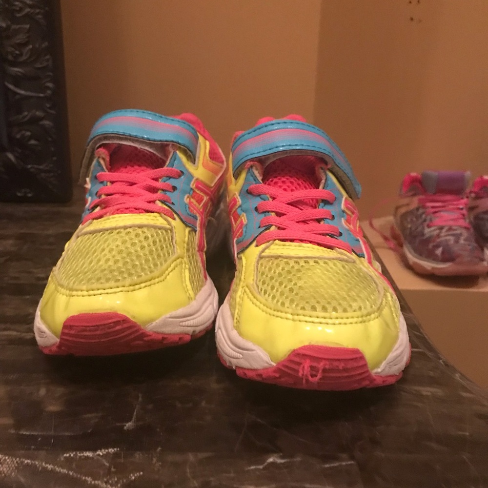 ASICS - Picture 2 of 3